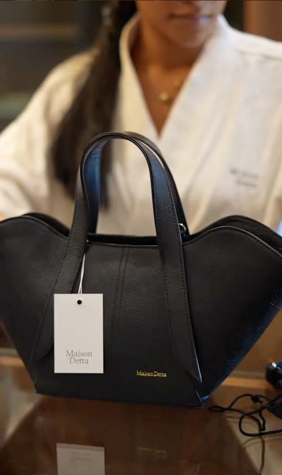 A customer wearing the black Sini bag